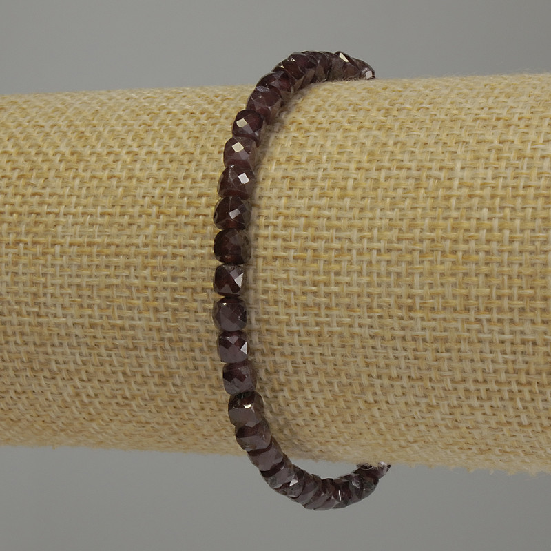 Garnet Bracelet with Faceted Cubes, 4 x 4 mm diameter, 18 cm stretch