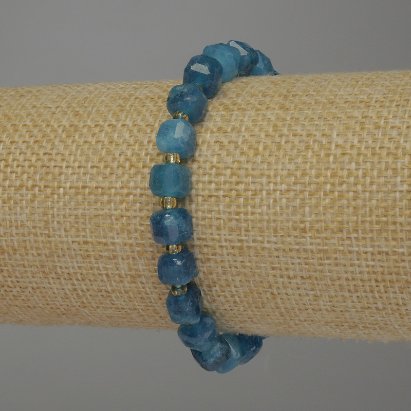 Faceted Apatite Cube Bracelet, diameter 7x6 mm ±, length 18 mm ±, stretch