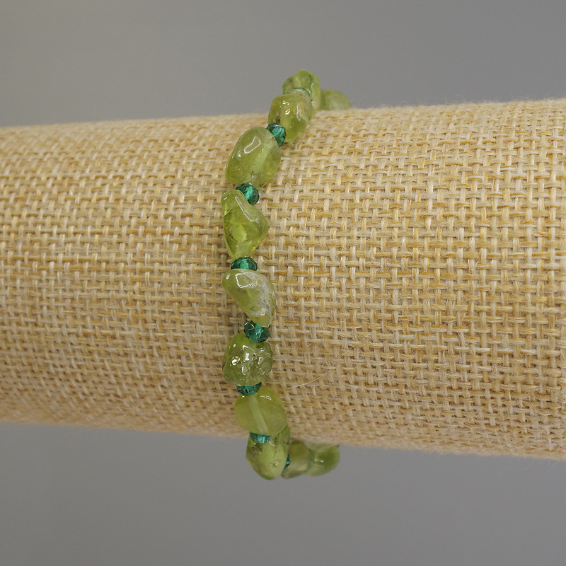 Chrysolite faceted bracelet, diameter 7-9x6 mm ±; Chrysoprase faceted rondel 3.5x3 mm ±; length 18 mm ±; Stretch