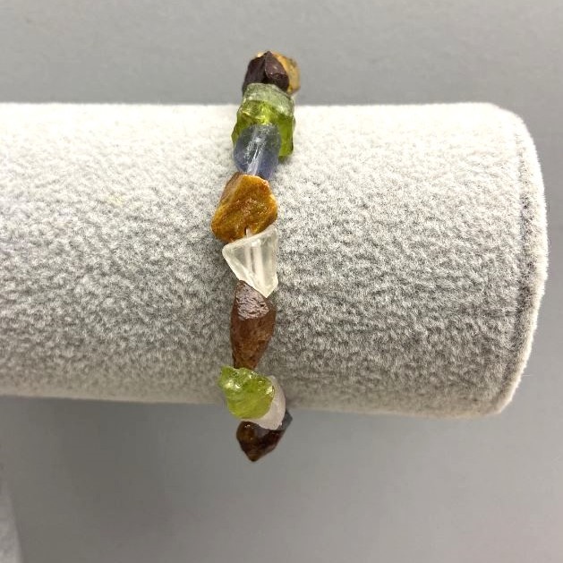 Bracelet 'Assortment' with unpolished stones, diameter 10-12×9 mm, length 18 cm +/- stretch