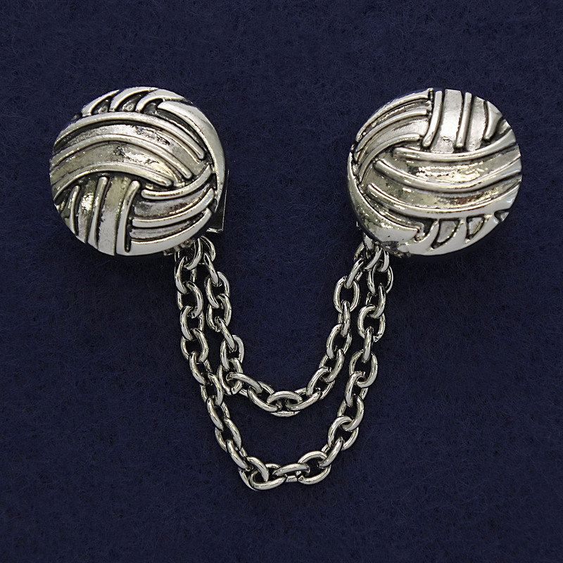 Cardigan brooch in silver metal, diameter 20 mm ±, chain length 9 cm ±