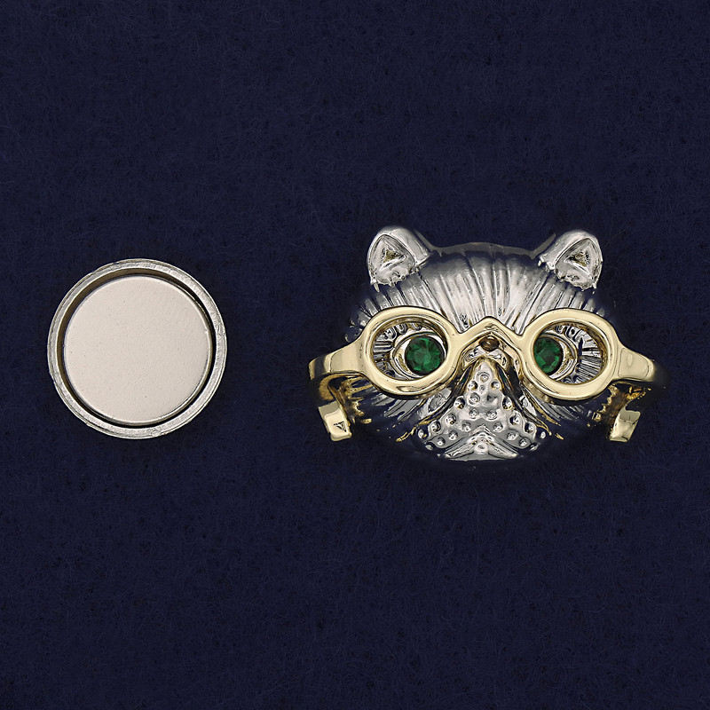 Magnetic Brooch 'Cat' with Green Rhinestones in Silver-Toned Metal 29x19mm+