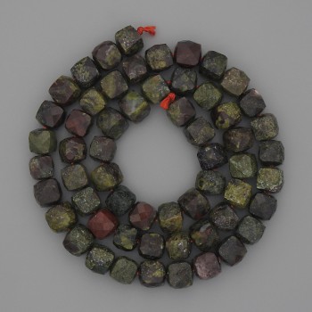 Beads of natural jasper 'Dragon's Blood', faceted cubes 7mm +/- on a thread, length 39 cm+