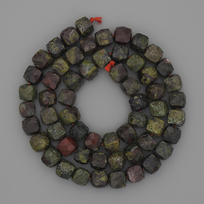 Beads of natural jasper 'Dragon's Blood', faceted cubes 7mm +/- on a thread, length 39 cm+