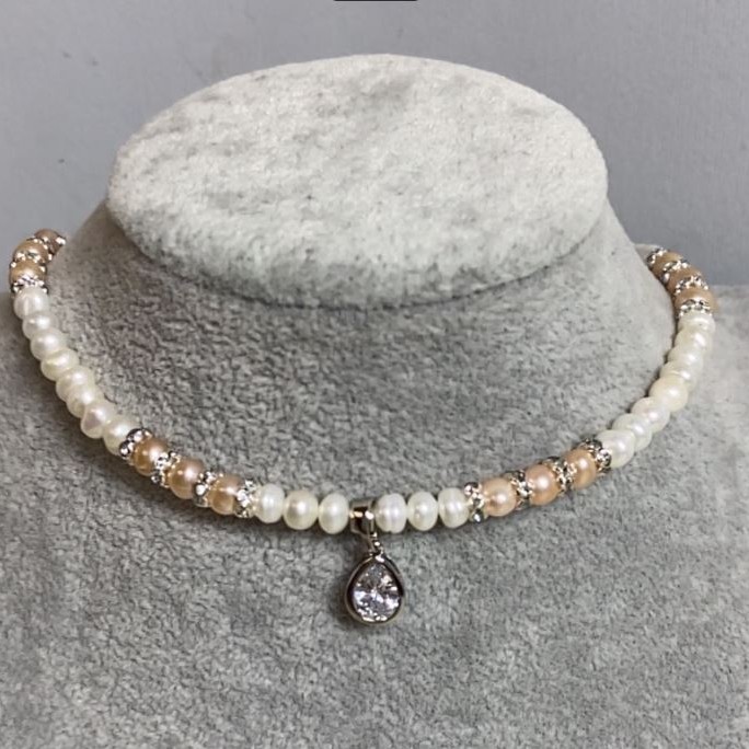 Beige and white freshwater pearl choker with oval pearls, 5–6×5–4 mm, with pendant, length 38 mm, with a clasp and extender chain