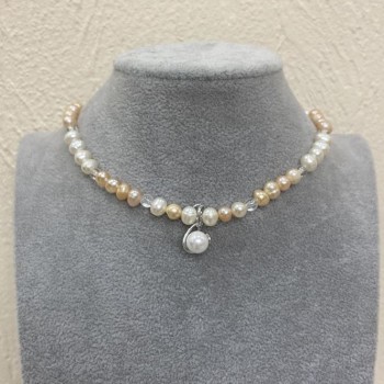 Choker with round freshwater pearls, 6.5×6 mm diameter ±; rock crystal smooth bead, diameter 4.5 mm ±; pendant 10 mm ±; adjustable length, length 38 m
