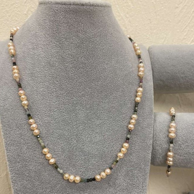 Necklace and Bracelet Set: Peach River Pearls with Tourmaline, Pearl diameter 5-6×5-4 mm, Tourmaline cube diameter 2.5×2.5 mm, length 55 cm, adjustable length 18 mm