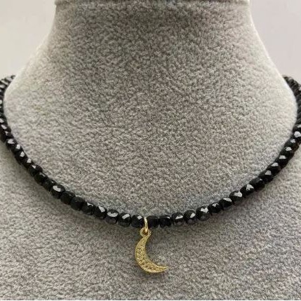 Faceted tourmaline cube choker, 4×4 mm cube, with a metal pendant featuring white crystals, length 35–40 cm ± with a clasp