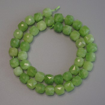 Beads of natural chrysoprase olivine, faceted cube beads, diameter 8.5x8.5 mm, length 37 cm