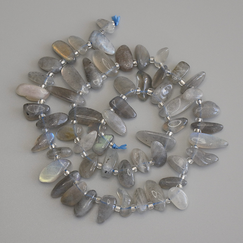 Labradorite butterfly-shaped beads 11x6 mm ± seed beads 3 mm ± on thread, length 39 cm