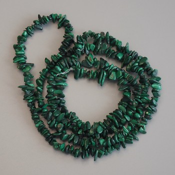 Malachite chip beads, diameter 5-8×2-3 mm, 80 cm length on thread