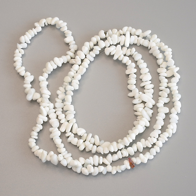 White Quartz Chip Beads, diameter 4-7 × 3 mm, length 86 cm on thread