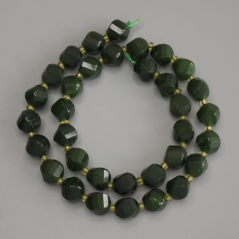 Chrysoprase beads, faceted diamond-shaped, diameter 10×8.5 mm, 5 mm +/- with seed beads 3 mm +/-, length 39 cm +/- on thread
