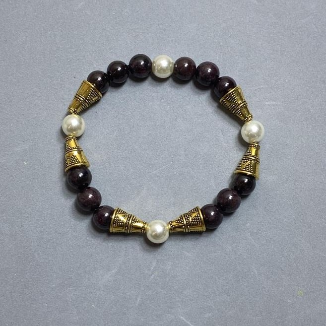 Garnet bracelet with smooth 8mm beads +/- Mallorca pearls 8mm +/-, length 18 cm +/- elastic with metal inserts