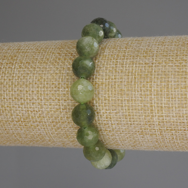 Jadeite bracelet with a faceted bead, 10 mm diameter, 18 cm length (stretch)
