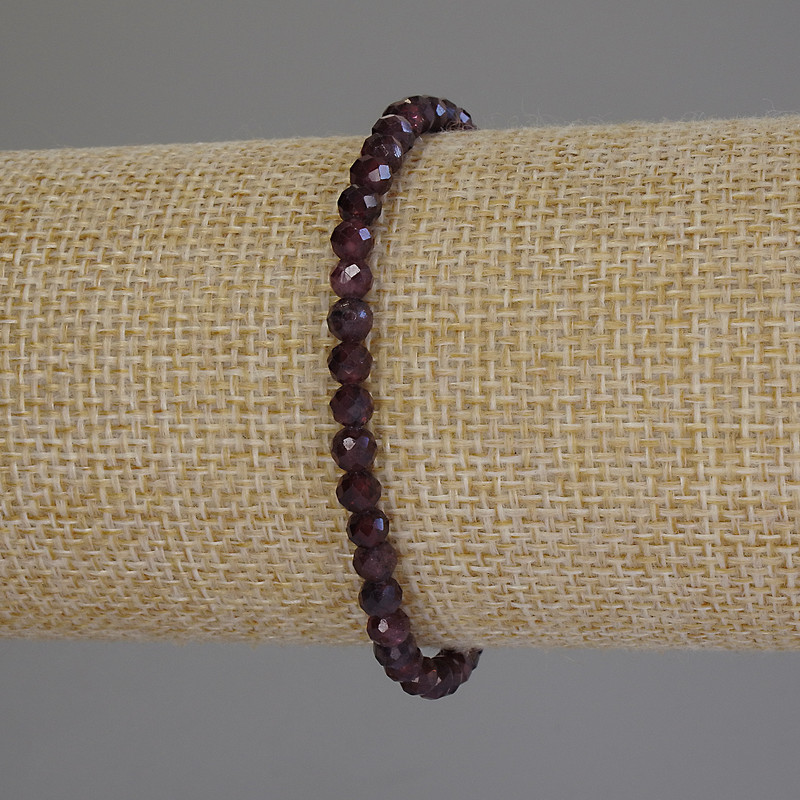 Garnet bracelet with a faceted bead, 4 mm diameter, 18 mm length, stretch
