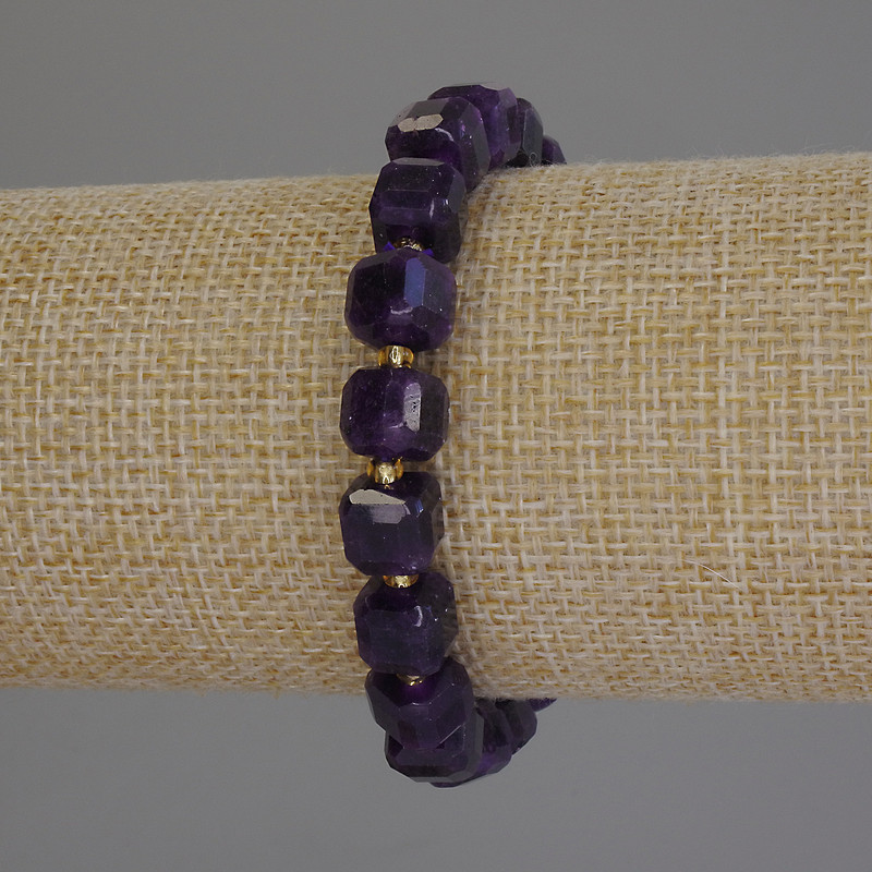 Sugilite Bracelet, Faceted Cube, 8×8 mm diameter ±, 3 mm beads ±, length 18 mm ±, stretch