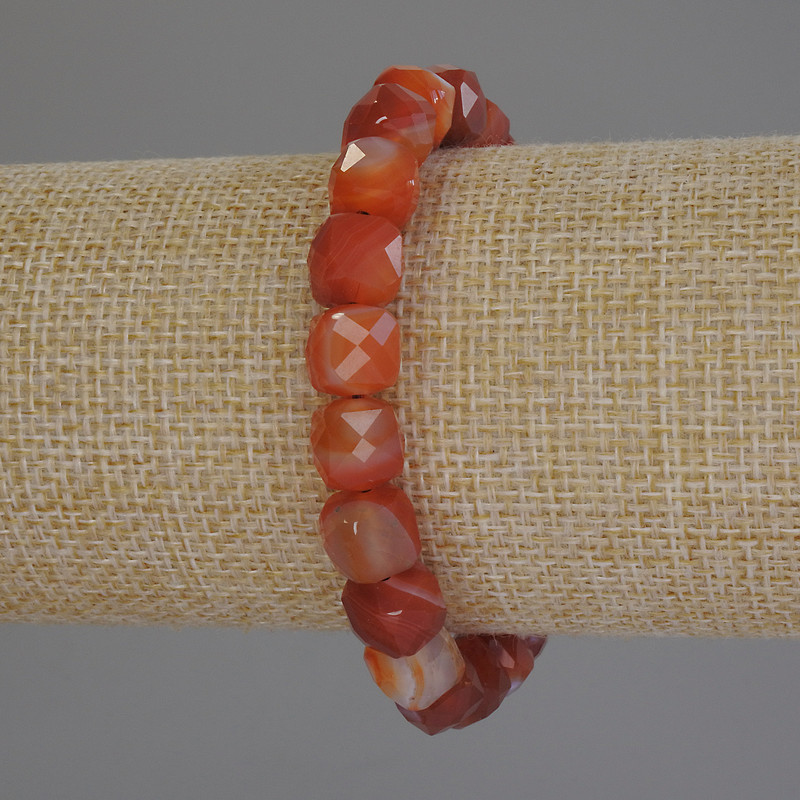 Bracelet with Faceted Agate Cubes, diameter 8.5×8.5 mm, length 18 mm +/- stretch