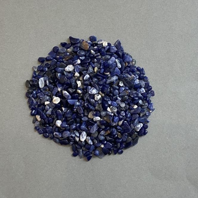 (per 100 g ±) Natural sodalite stone, chip without hole, 3-4x4-6 mm+