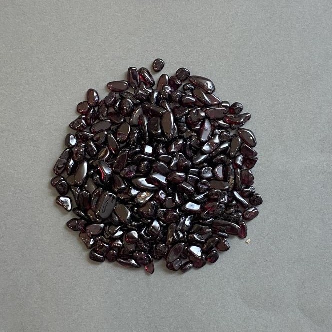 (per 100 g±) Natural garnet chip without hole 4-9×3-5 mm+
