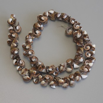 Mother-of-Pearl Beads 'Snail Cut', diameter 8–11×6–8 mm, 5 mm +/-, length about 35 cm on thread