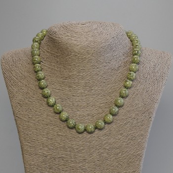 Serpentine necklace with smooth 10mm beads, length 50 cm with clasp
