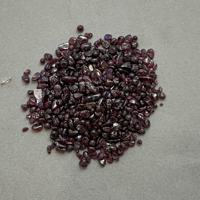 (per 100g ±) Natural garnet grains un-drilled 1.5-5×1.3-5 mm+