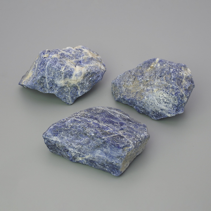 (Price per 100 g) Souvenir natural sodalite stone, unpolished rough stone ~ dimensions 34-43×35×28 mm (+/-) packaging 100 g