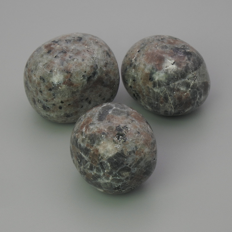 (Price per 100g) Gabbro souvenir stone, tumbled 22-27x20-22mm (+-) packaging 100 g