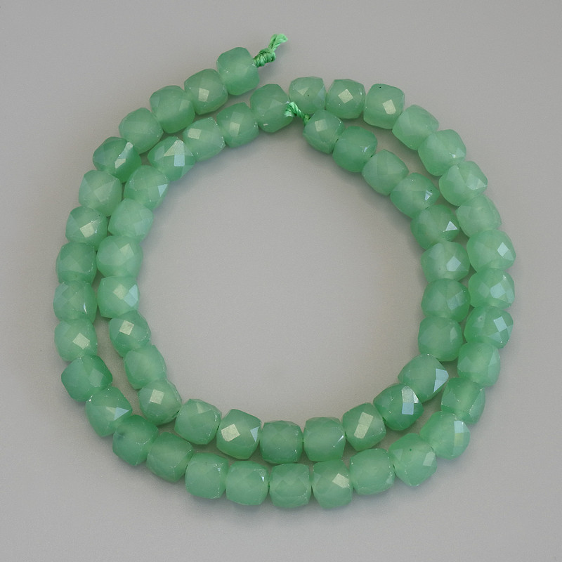 Jade beads, faceted cube, 7x7 mm diameter ± on a thread, length 41 cm+