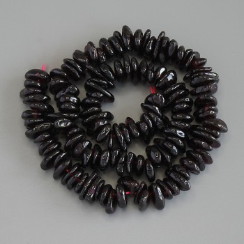 Garnet chips, diameter 8–12 × 2–3 mm, on a thread, length 40 cm+