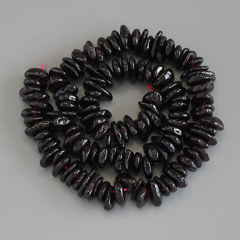 Garnet chips, diameter 8–12 × 2–3 mm, on a thread, length 40 cm+