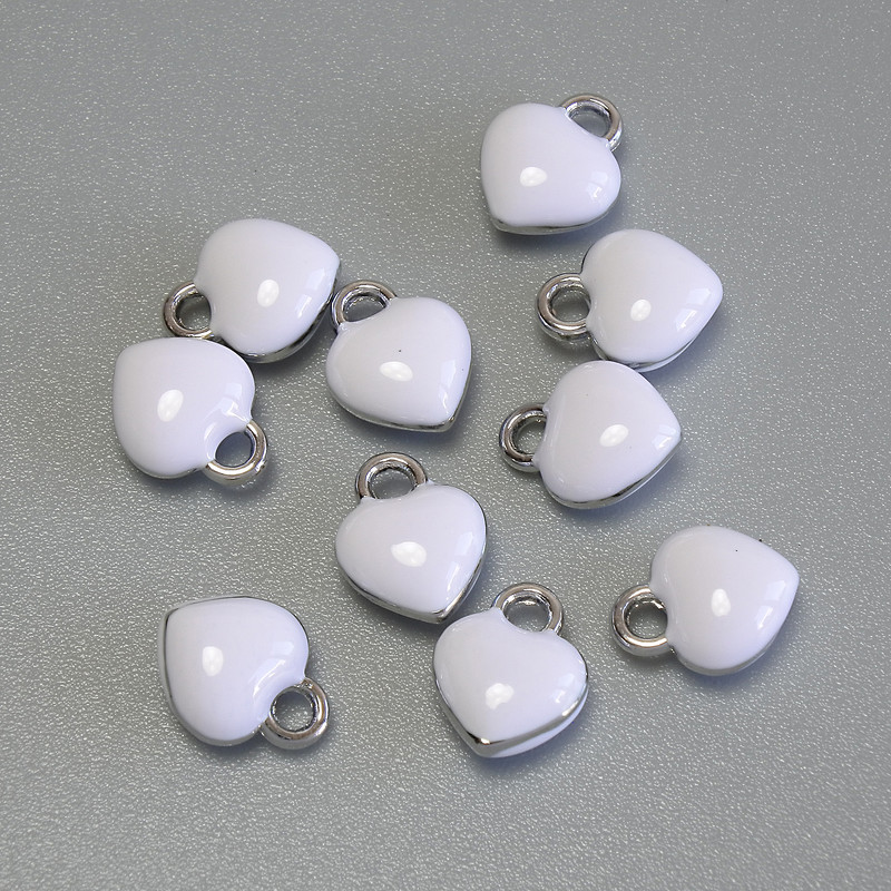 Heart-shaped pendant with white enamel and silvery metal, 6×8 mm diameter, pack of 10 pcs