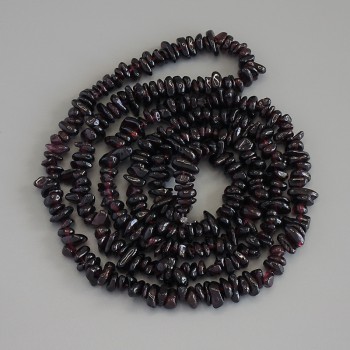 Garnet chip beads, diameter 5-8×2-4 mm, length 80 cm ± on thread
