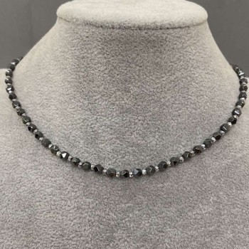 Hematite multifaceted choker, 4 mm diameter +/-, 2 mm faceted bead +/-, length 37 cm +/-, toggle clasp with pendant