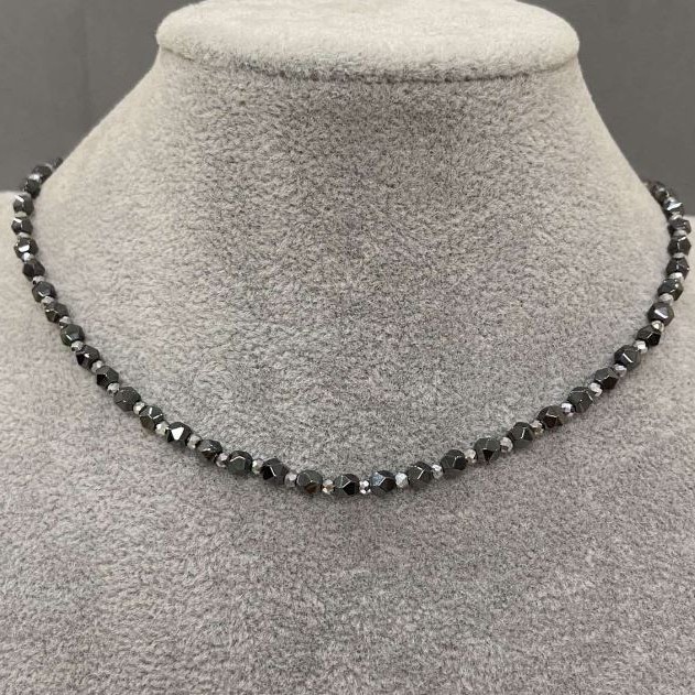 Hematite multifaceted choker, 4 mm diameter +/-, 2 mm faceted bead +/-, length 37 cm +/-, toggle clasp with pendant