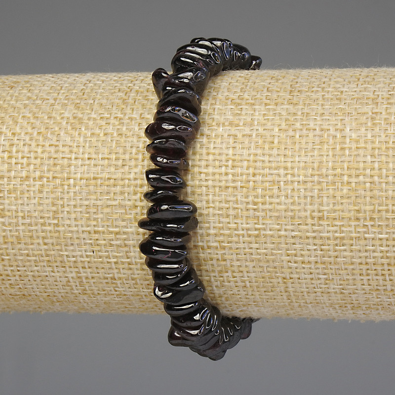 Garnet Chip Bracelet 7-9×3-5 mm +/-, length 18 mm +/-, stretch base