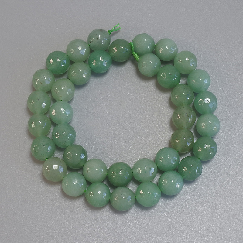 Faceted nephrite beads, ball-shaped, 10 mm diameter, 38 cm long on thread