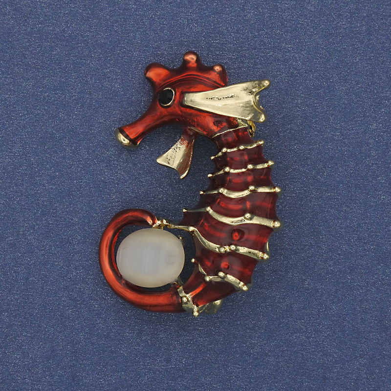 Brooch pendant Seahorse Cat's Eye Red Enamel Gold-tone Metal 37×27 mm+