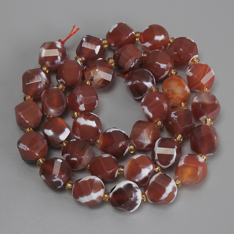 Faceted agate beads, rhombus-shaped, 10x9 mm diameter, 3 mm seed beads, length 39 cm, on thread