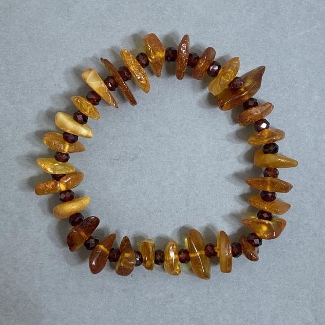 Amber Chip Bracelet 10-14×3-4 mm ±, Czech Glass Rondelle 5×3, 5 mm ±, Length 18 mm ±, Stretch