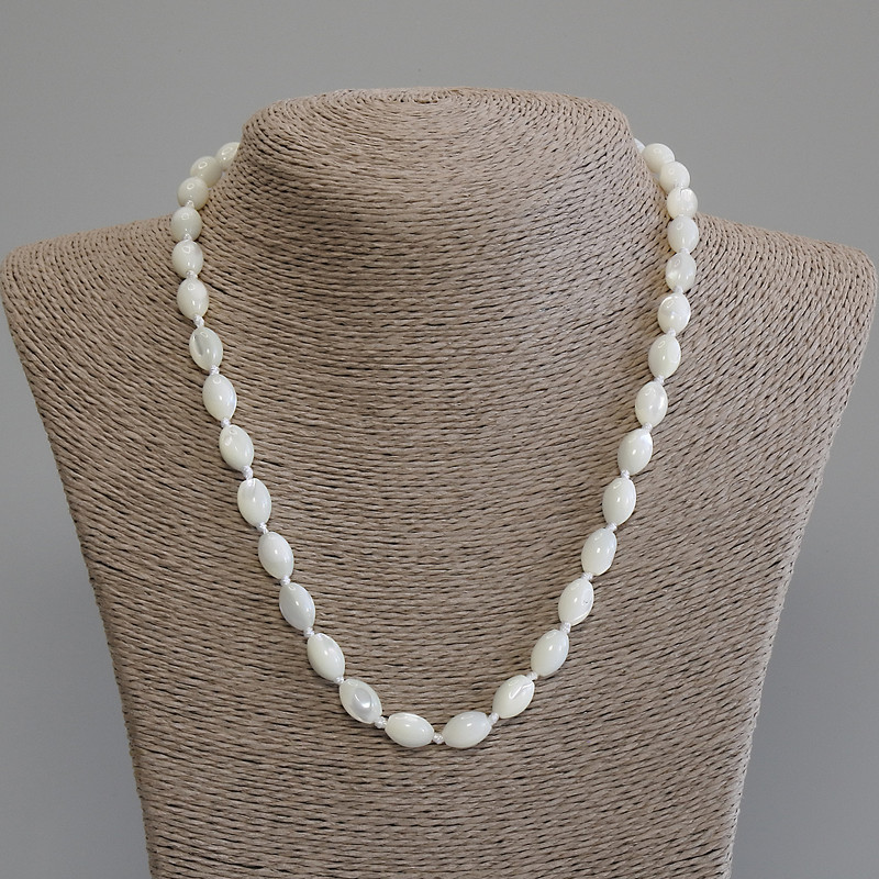 Mother-of-pearl seed bead necklace, diameter 10×7 mm, length about 50 mm with a clasp