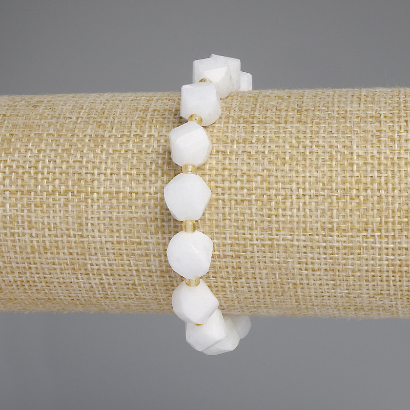 Bracelet with white quartz, faceted diamond-shaped beads, 10x9 mm diameter, 3 mm seed beads, length 18 cm