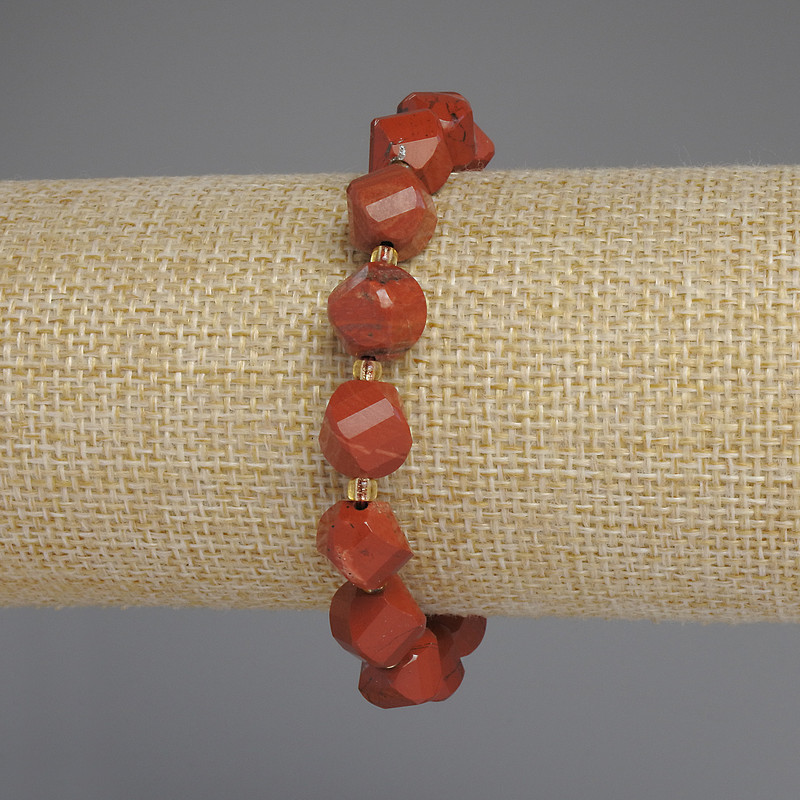 Red Jasper Bracelet with Faceted Diamond-Shaped Beads, 10x9 mm Diameter ±, Seed Beads 3 mm ±, Stretch Length 18 mm ±