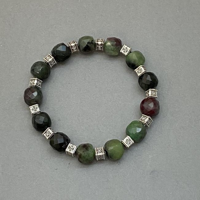 Bracelet with faceted zoisite cubes 9x9 mm +/- with metal inlays, length 18 mm +/- stretch