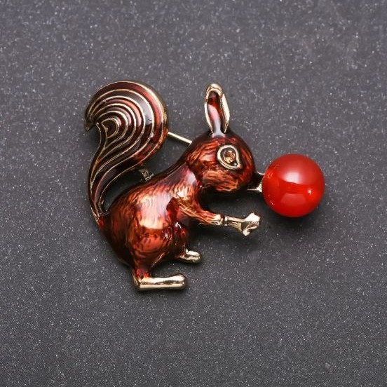 Brooch: Squirrel with Carnelian, enamel, brown and gold-tone metal, 35×40 mm