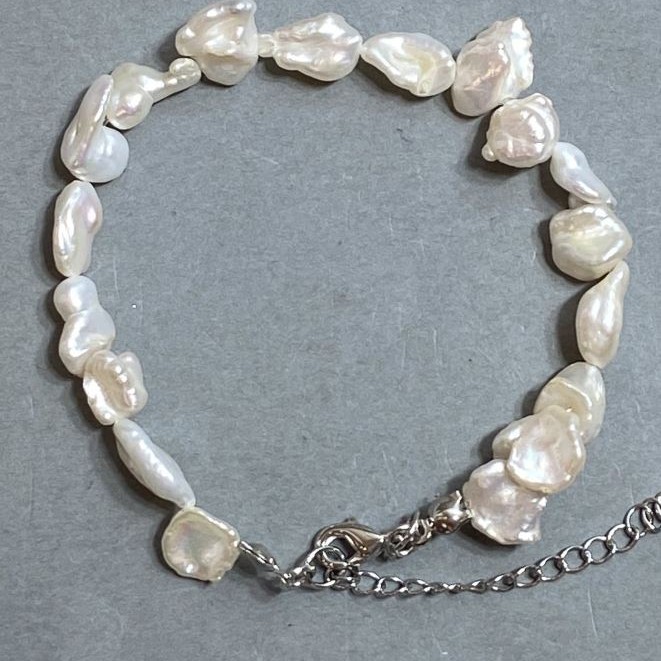 Bracelet Baroque Pearls 7-6, 5x9-13 mm +-, length 18 mm + 5 cm extender chain