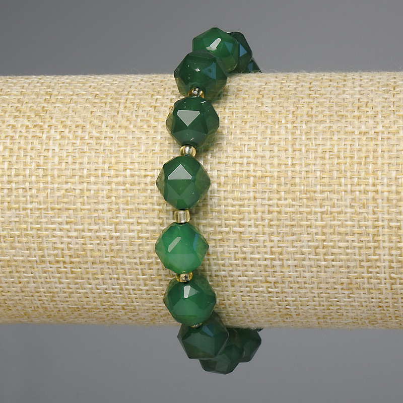 Chrysoprase bracelet with facets, diameter 10x9 mm +/- seed beads 3 mm +/-, length 18 mm +/- stretch