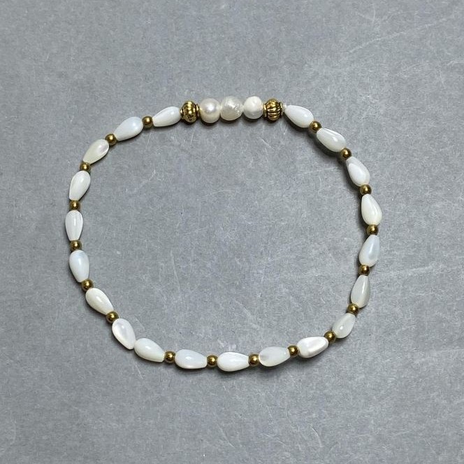 Bracelet with mother-of-pearl drop 7x4mm, hematite bead 2mm, pearls 5x4mm, length 18cm, stretch