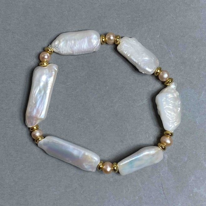 Freshwater Pearl Bracelet, diameter 6×5 mm; baroque pearls 22–31×11 mm; 18 cm stretch bracelet